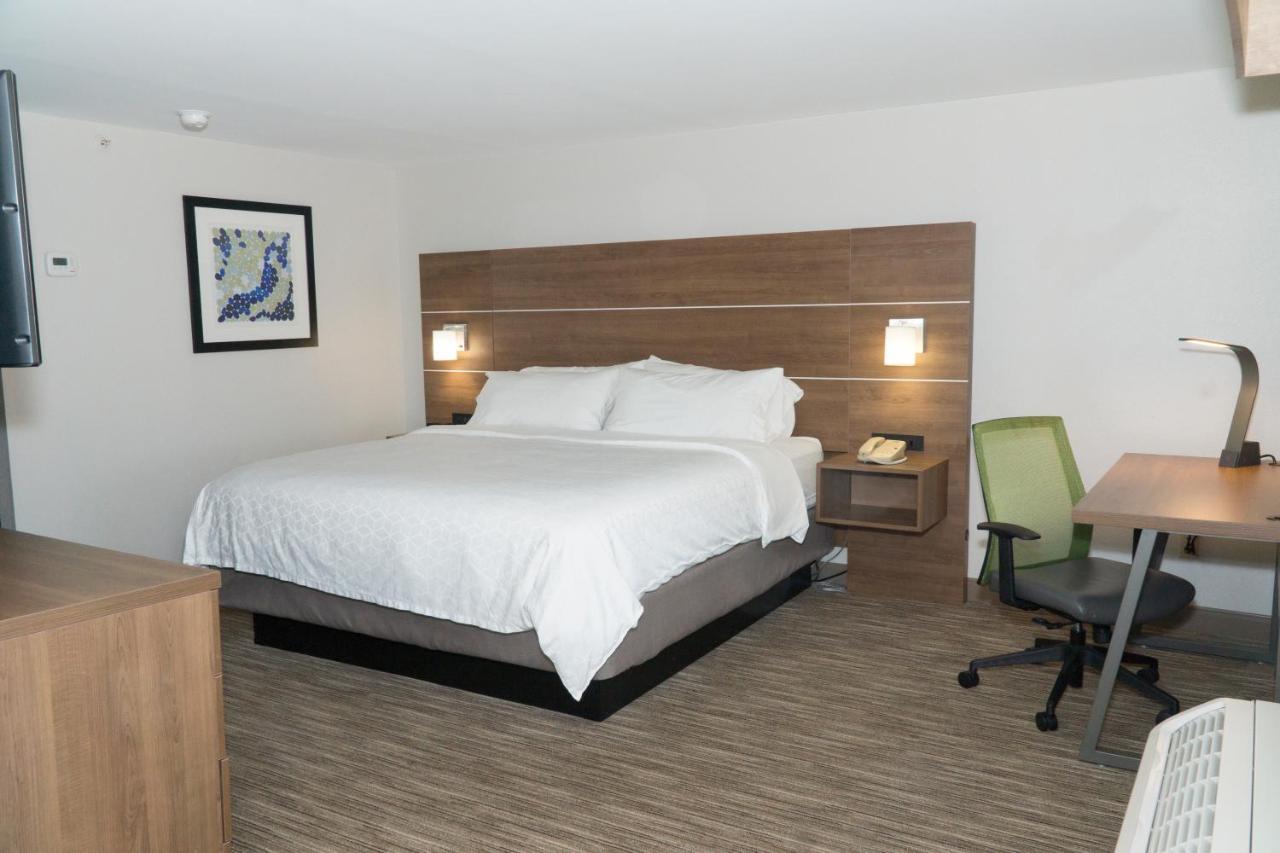 Holiday Inn Express Hotel & Suites Madison By Ihg Exterior foto