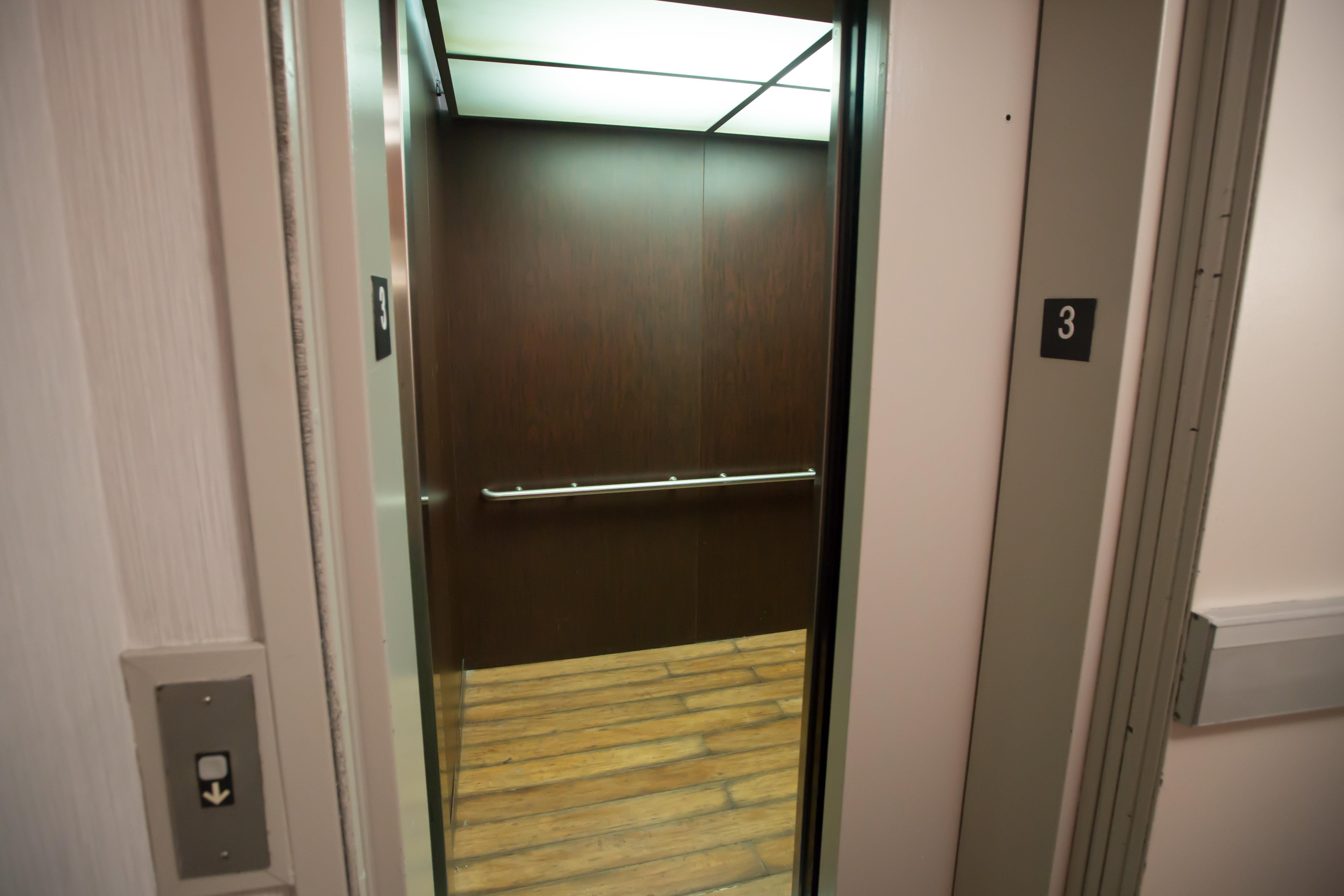 Holiday Inn Express Hotel & Suites Madison By Ihg Exterior foto