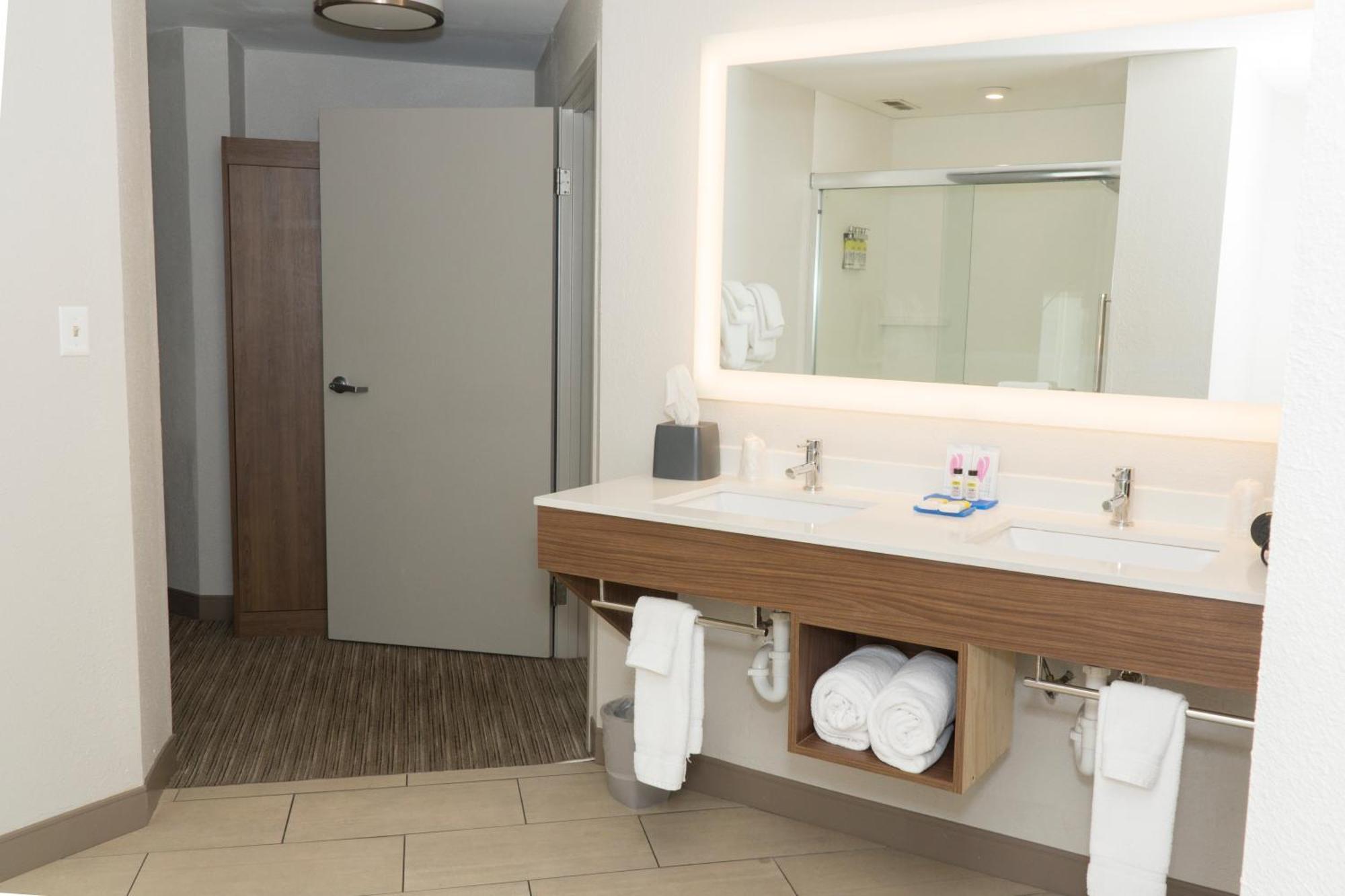 Holiday Inn Express Hotel & Suites Madison By Ihg Habitación foto